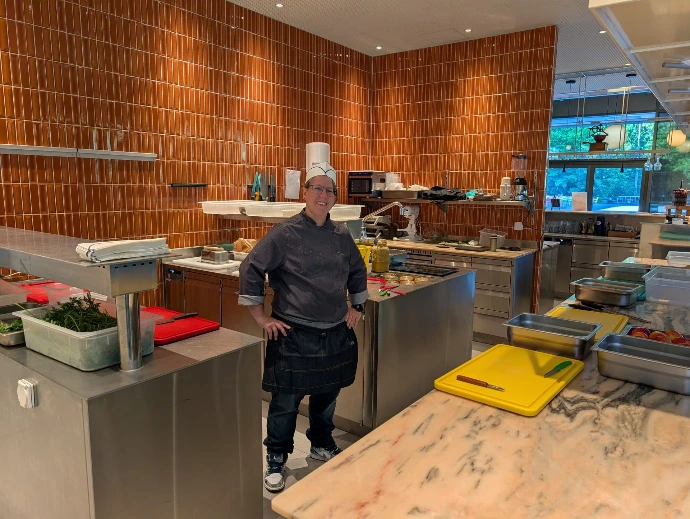 Marilyn Béguin dans une cuisine professionnelle pour un team building