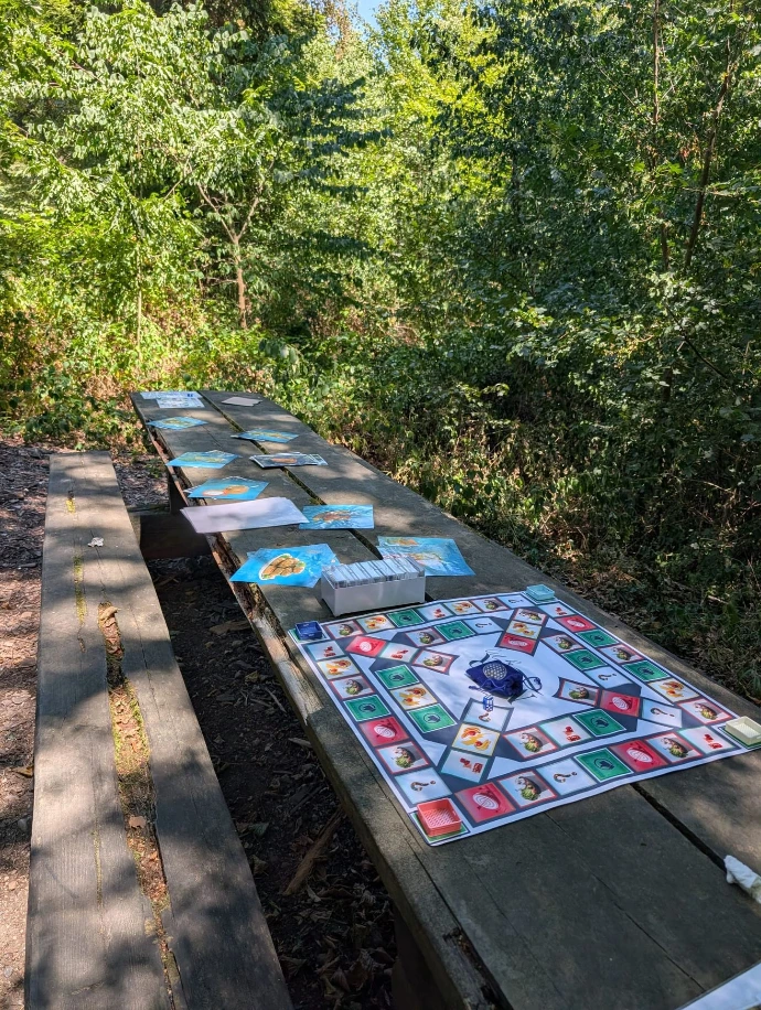 Plateau de jeu anti-gaspi MÛR by M lors d’un atelier en forêt